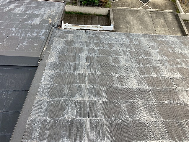 塗装のはがれた屋根材